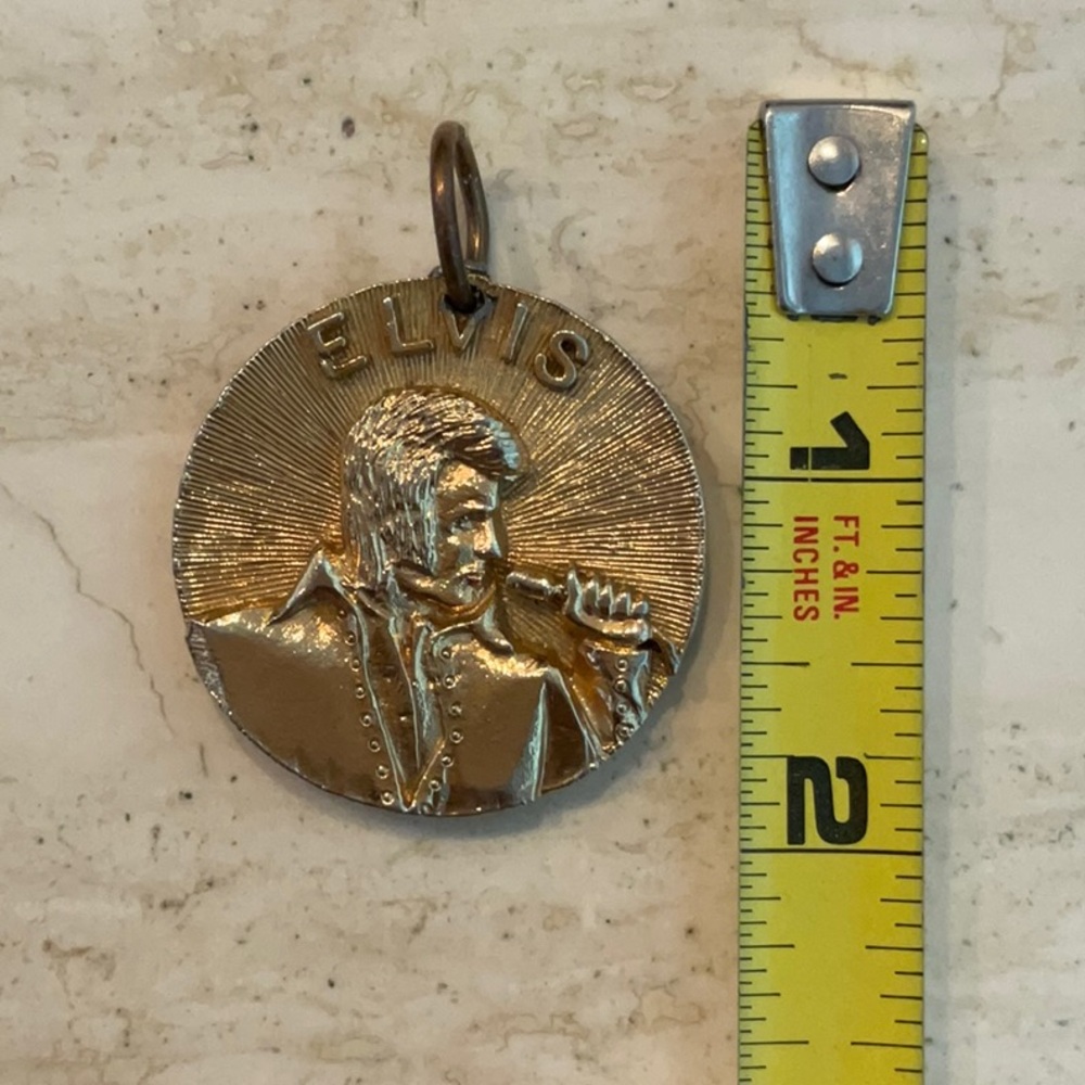 Elvis Presley King Of Rock 1935 - 1977 Pendant Gold Medallion Charm Vintage - Picture 11 of 12